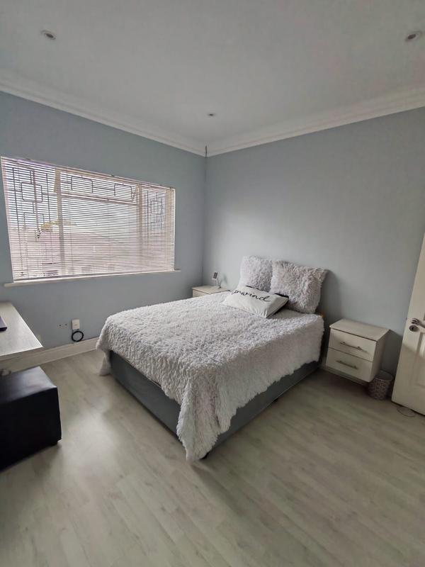 4 Bedroom Property for Sale in Parkside Eastern Cape